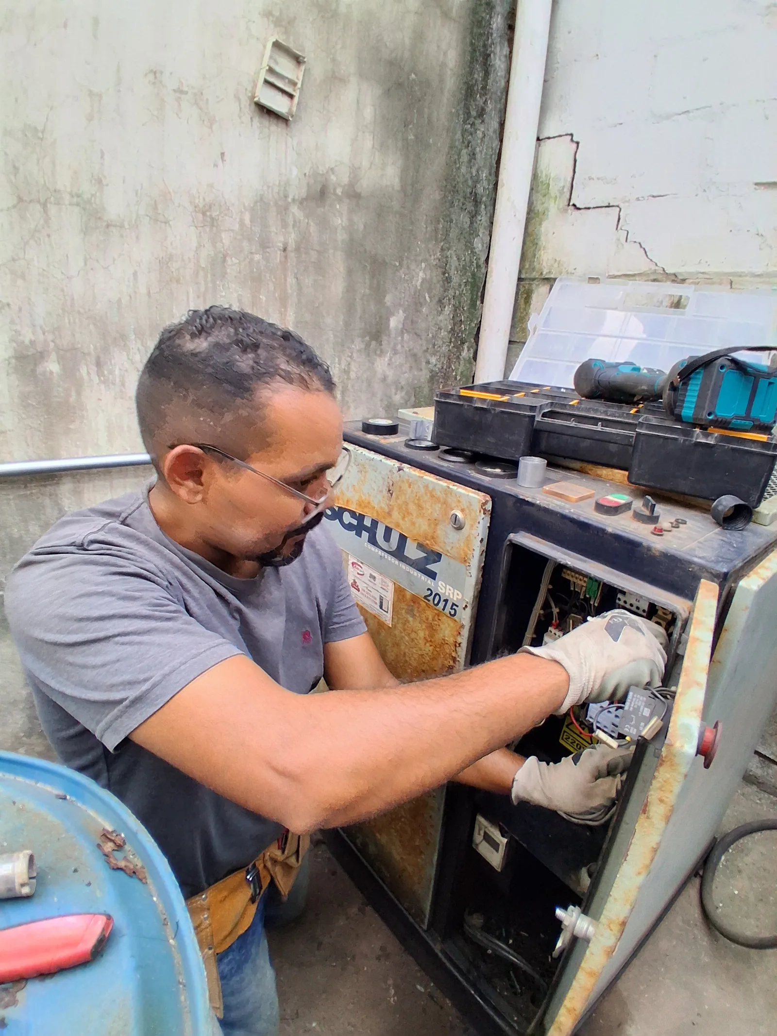 Serviço de alimentação elétrica em compressor industrial de 15 CV