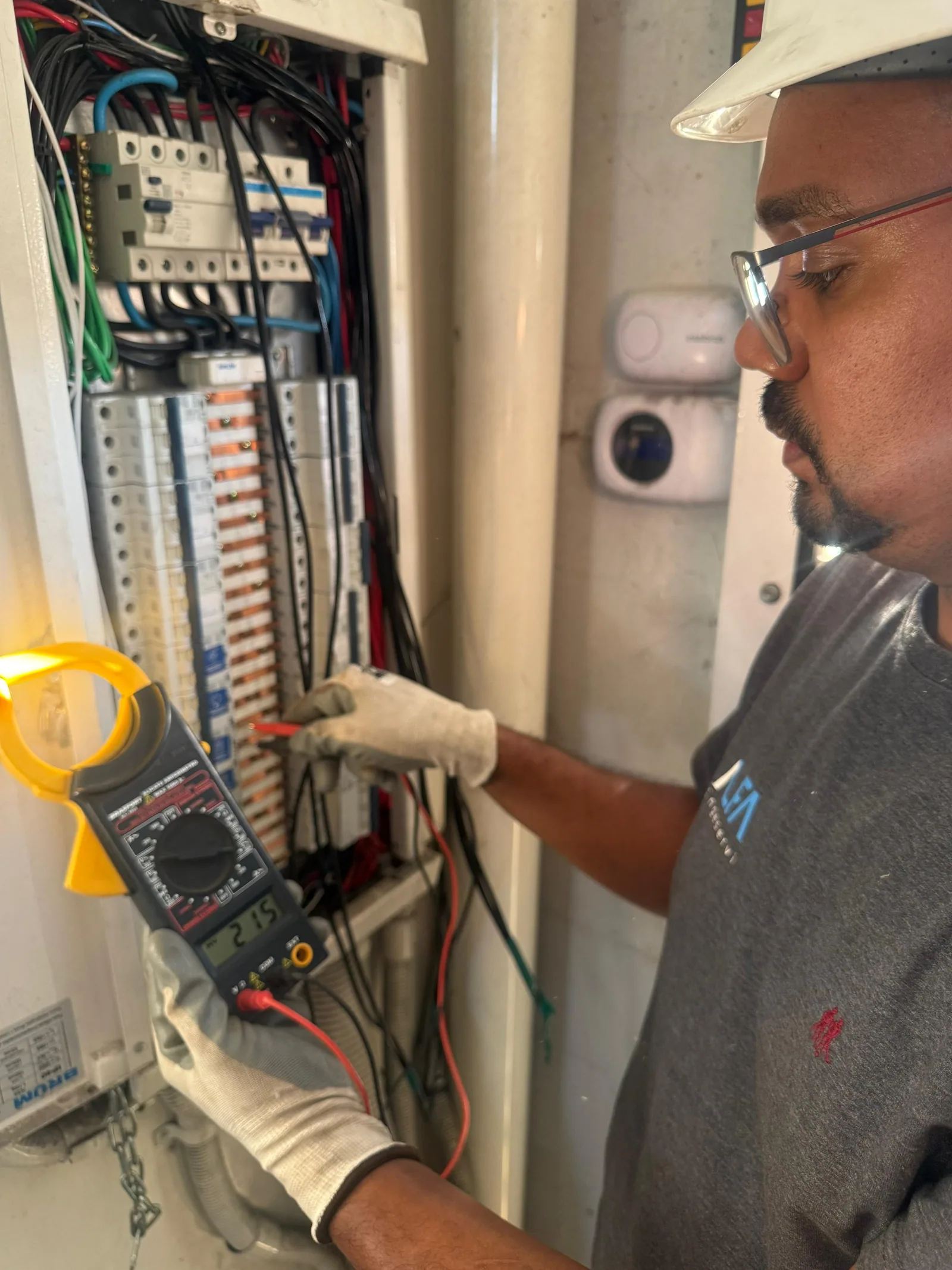 Cleyton, da Alfa Eletroservi, fazendo avaliação e diagnóstico em painel elétrico industrial