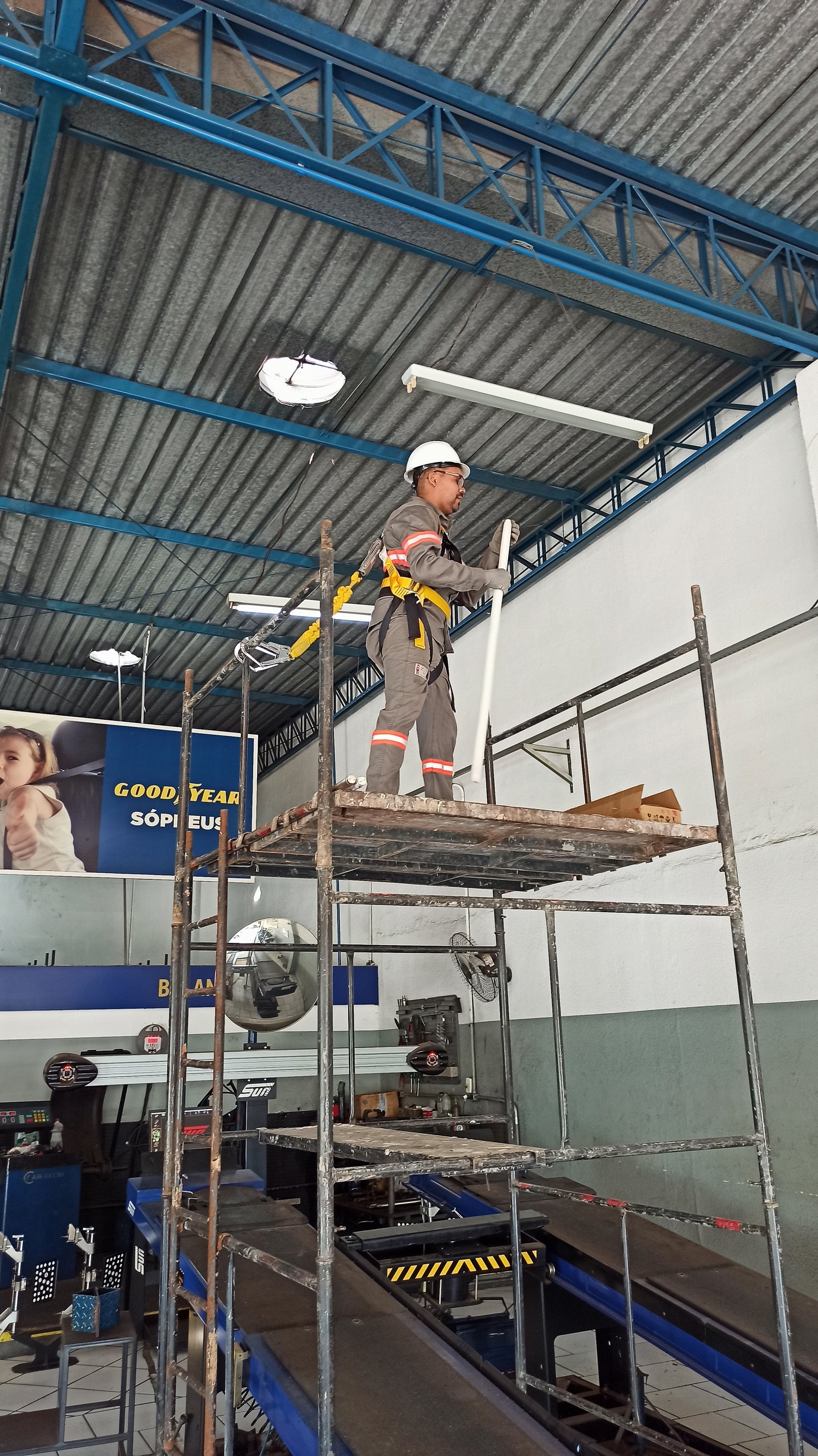 Perfilado instalado em salão comercial com acabamento industrial aparente