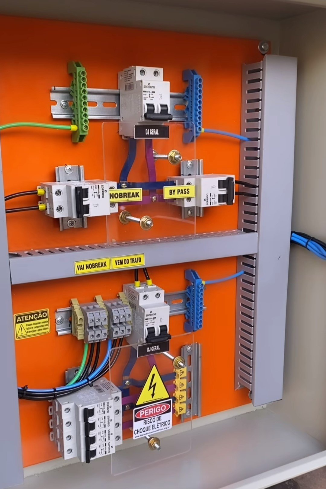 Linha de eletrocalhas e leitos metálicos instalados no teto de galpão industrial