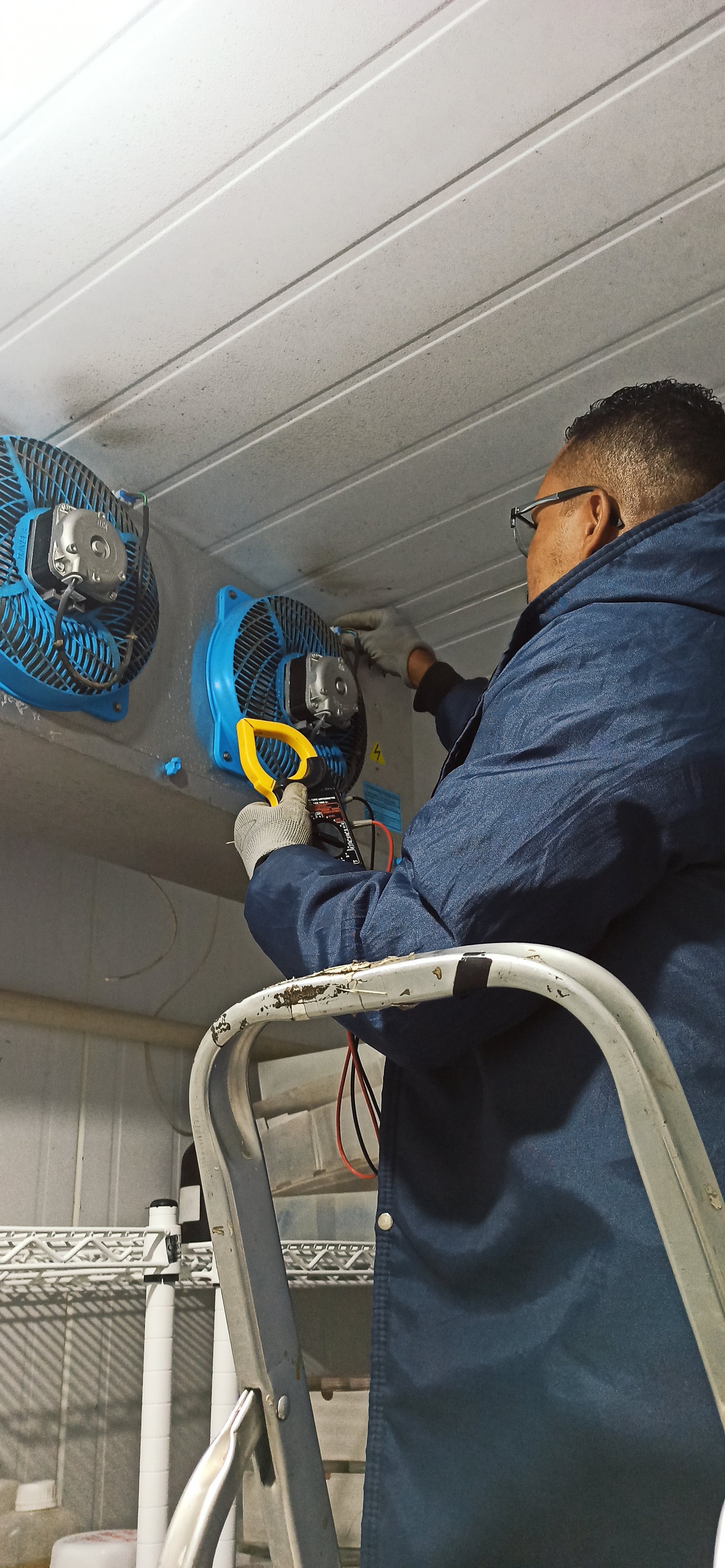 Leito para cabos e eletrocalha instalados em galpão industrial