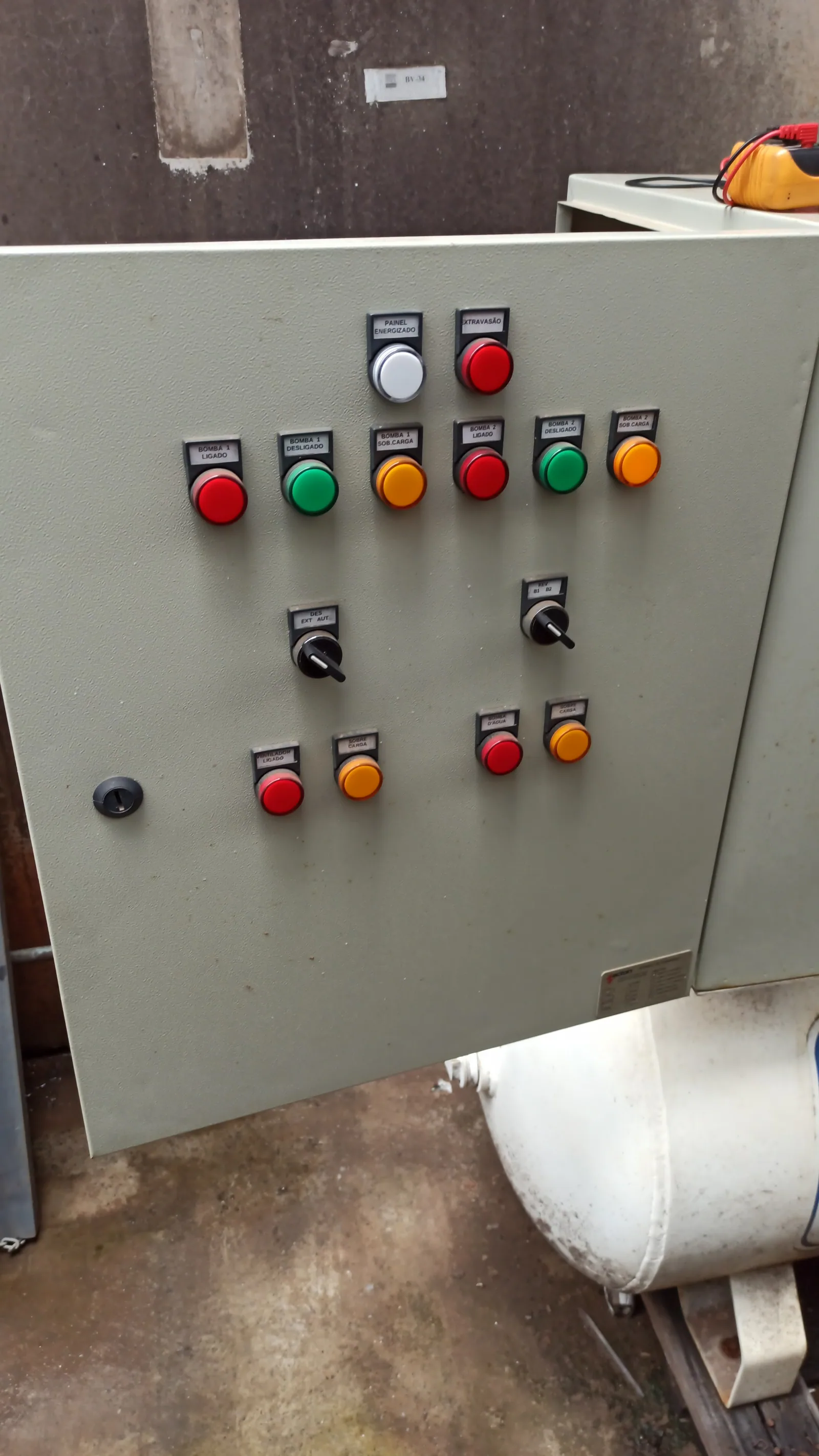 Manutenção corretiva em painel de comando com sinal de aquecimento