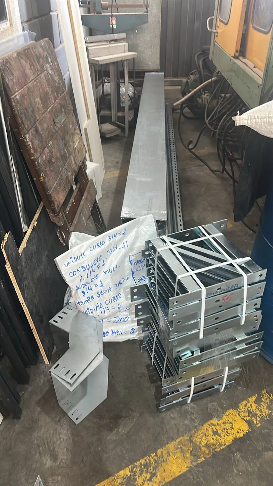Montagem de infraestrutura elétrica em galpão industrial - trecho 1