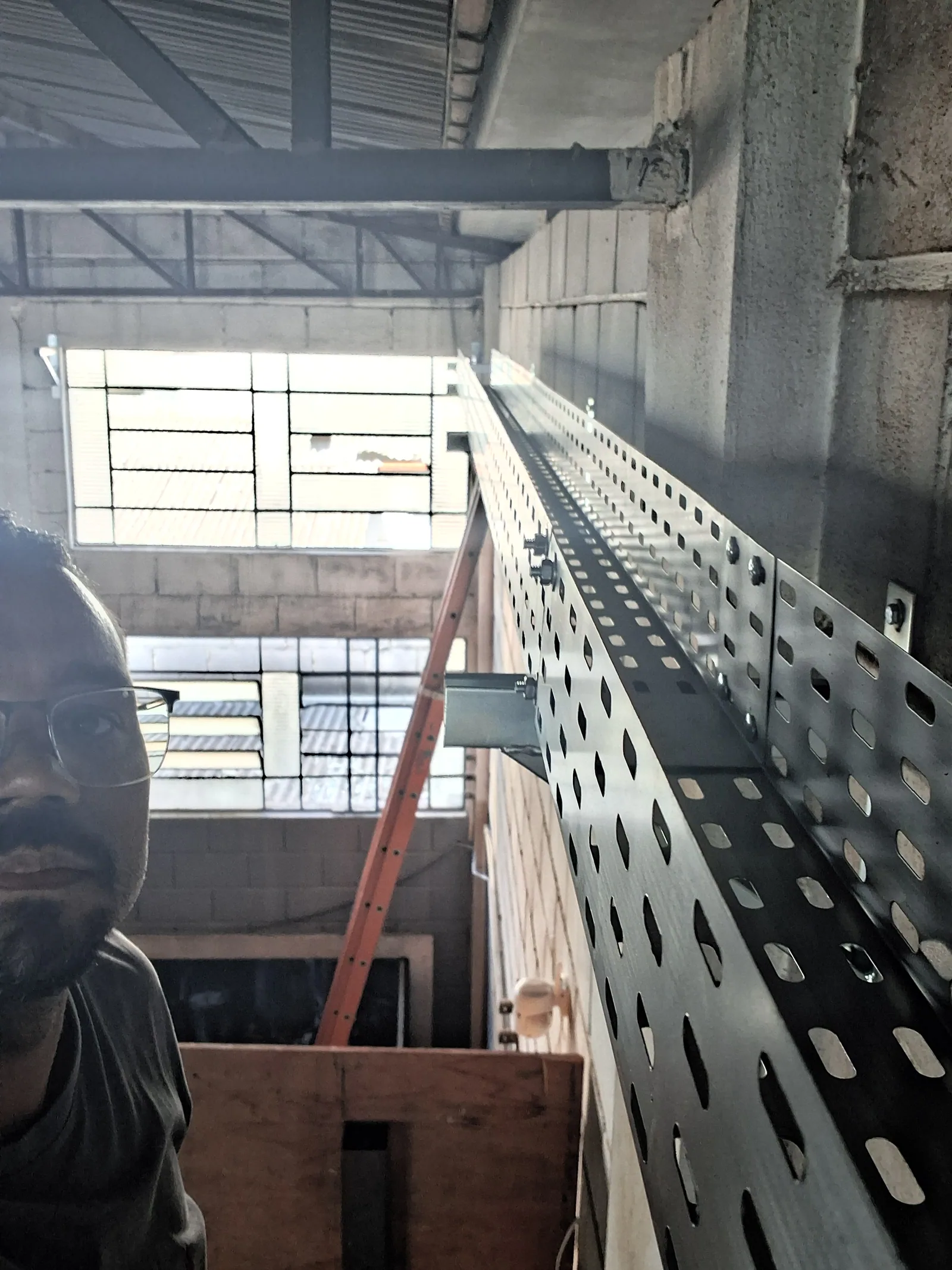 Perfilado e eletrocalha instalados com acabamento industrial aparente