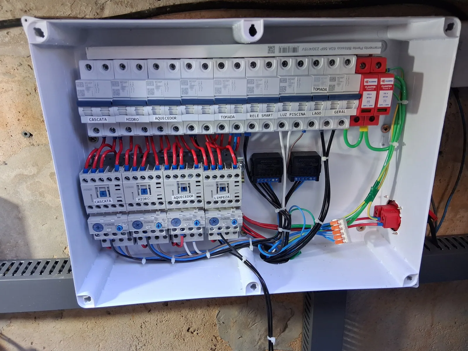 Painel de comando de motobombas com contatores, DPS e circuitos etiquetados