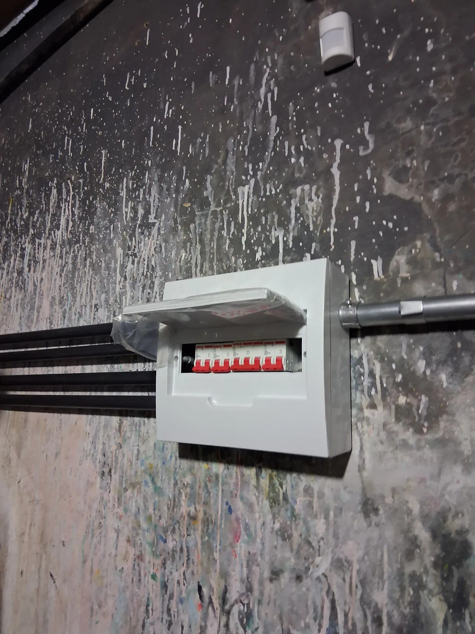 Painel elétrico compacto instalado em indústria da região