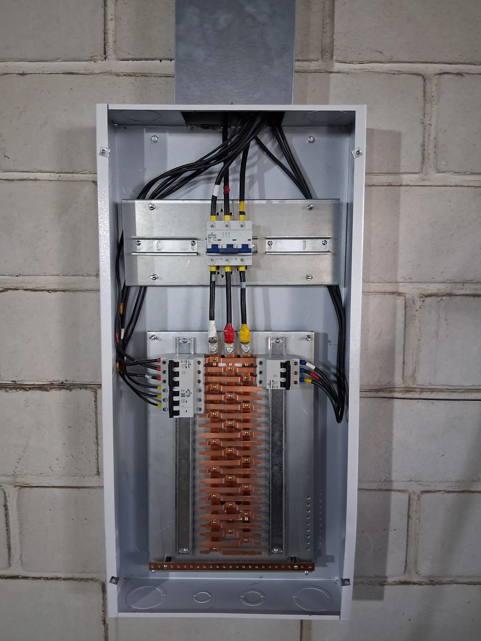 Processo de montagem de painel elétrico industrial pela Alfa Eletroservi