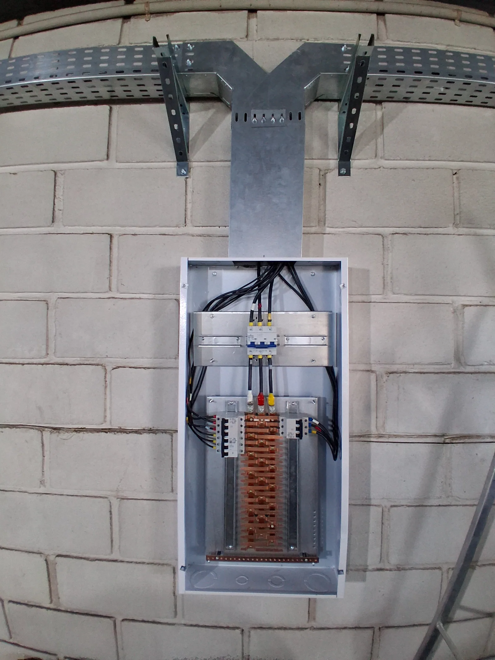 Quadro de distribuição sendo montado conforme a NBR 5410